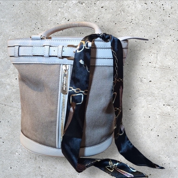 Michael Kors Handbags - Michael Kors EUC Crossbody